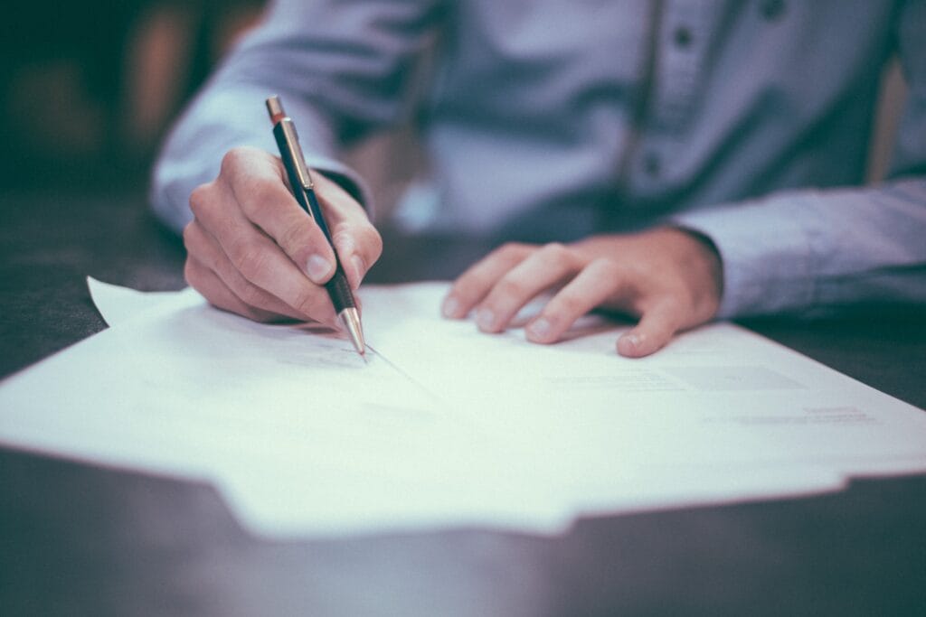 Veja 6 dicas antes de assinar o contrato de trabalho